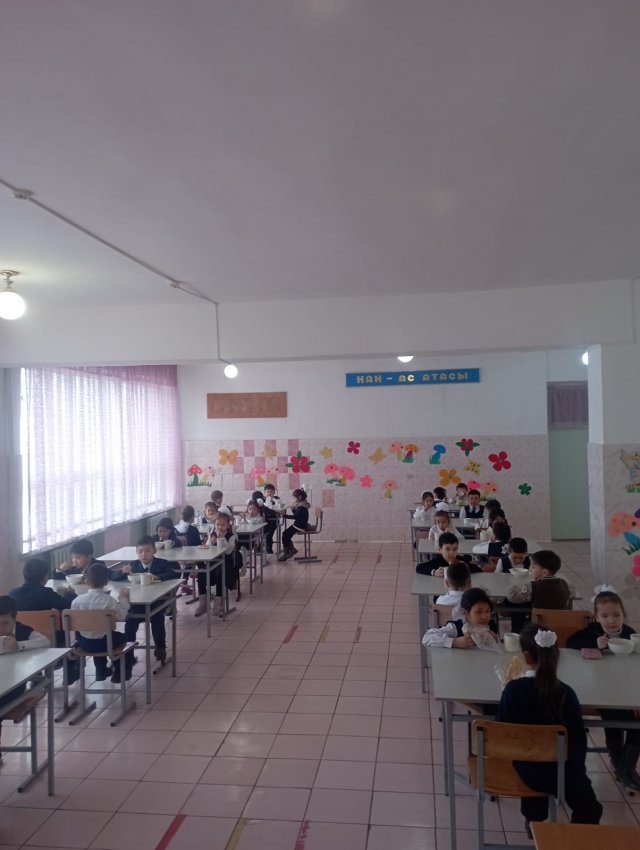 Білім алушылардың тамақтану суреттері